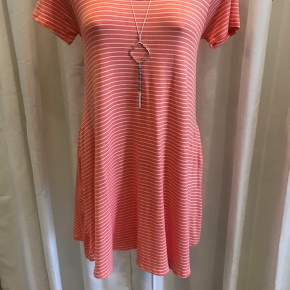 NWT! DRESS WITH POCKETS AND SLEEVE - Picture 4 of 4